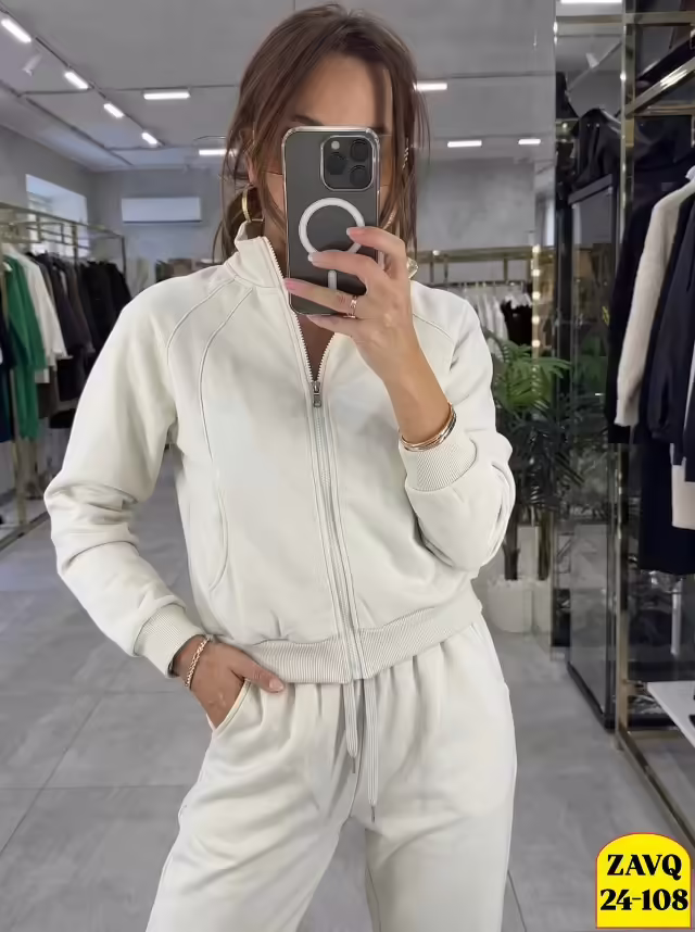 Уютные стильные женские костюмы
