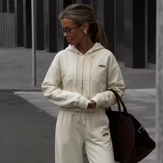 Уютные спортивные женские костюмы