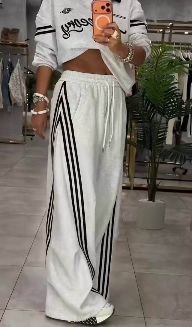 Спортивные стильные женские костюмы. фото 2