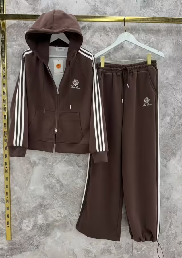 Спортивные женские костюмы