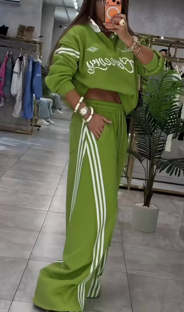 Спортивные стильные женские костюмы