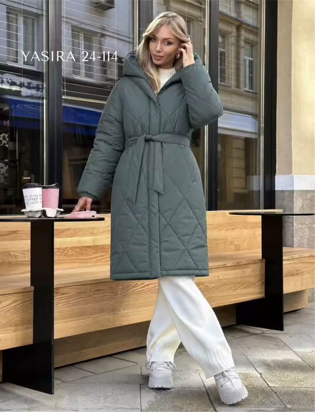 Практичные удобные зимние стильные женские куртки с капюшоном