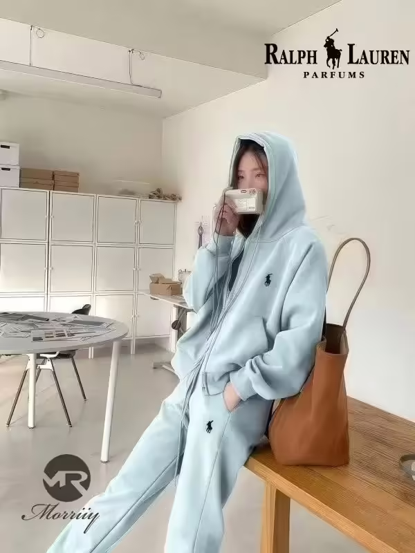 Спортивные женские костюмы