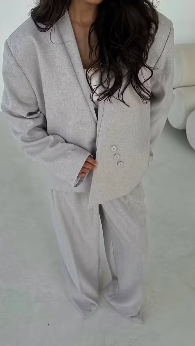 Женские костюмы с поясом