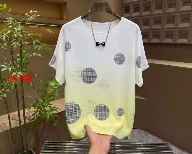 Стильные женские футболки