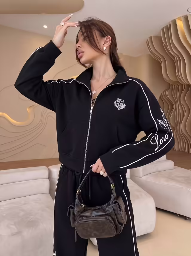 Спортивные женские костюмы