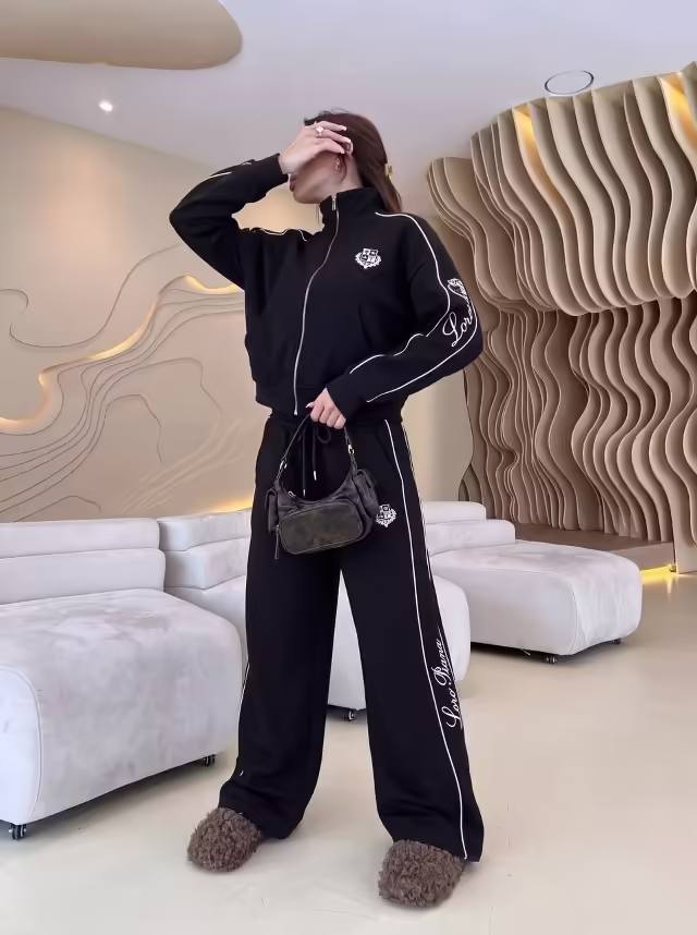 Спортивные женские костюмы