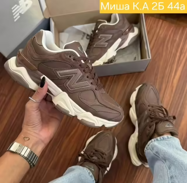 Женские кроссовки