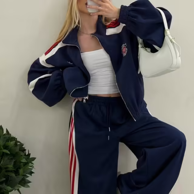 Спортивные женские костюмы