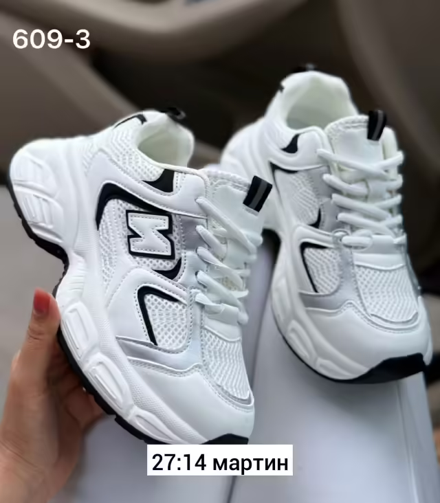 Женские кроссовки