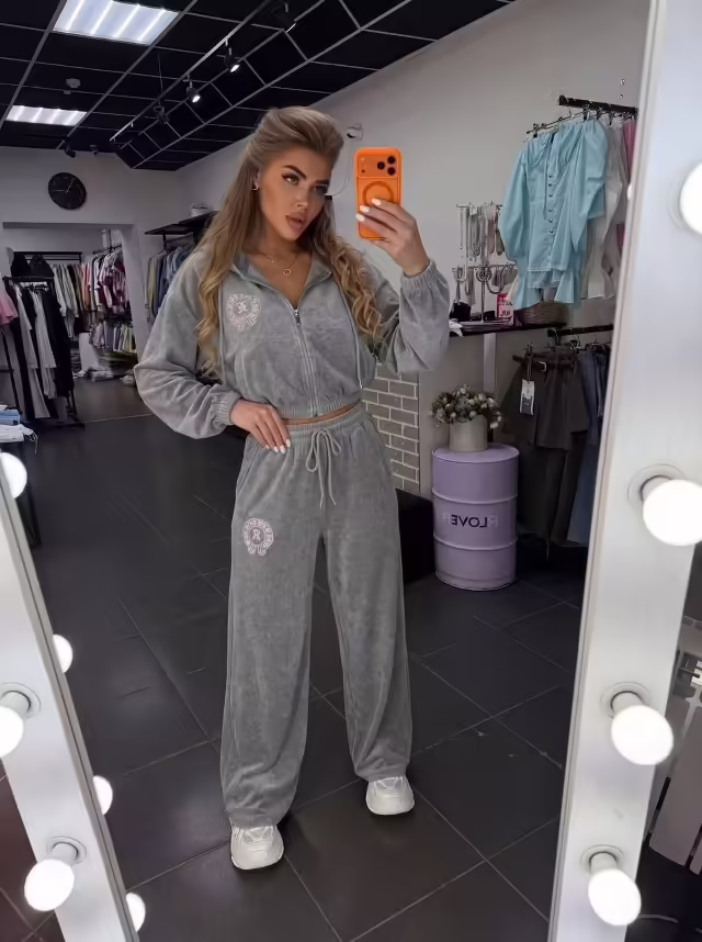 Спортивные женские костюмы