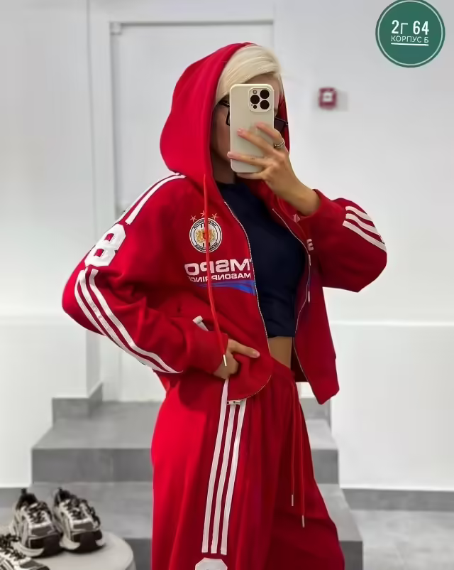 Спортивные элегантные стильные женские костюмы на молнии. фото 3