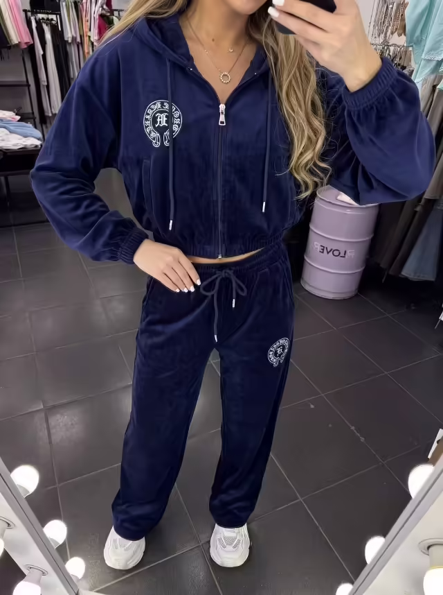 Спортивные женские костюмы