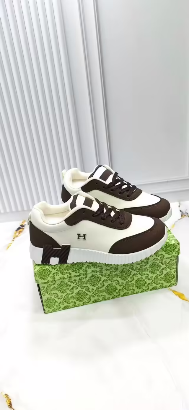Женские кроссовки