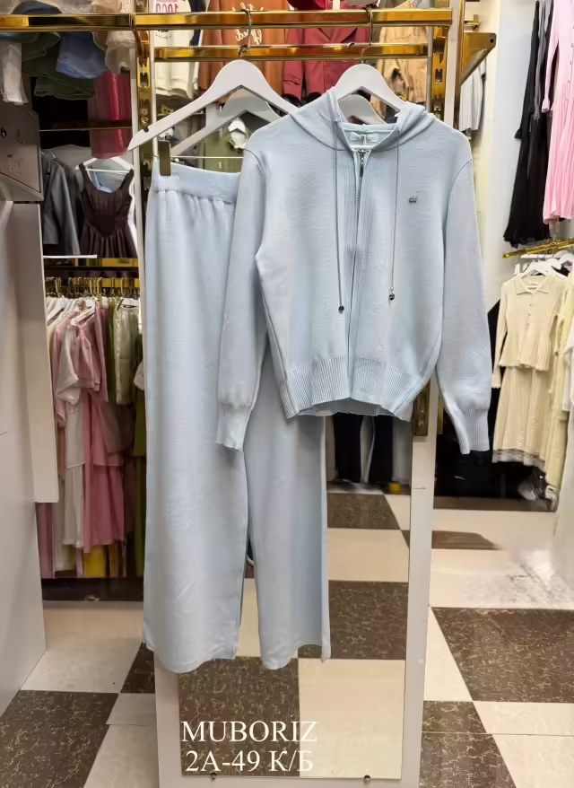 Вязаные крутые женские костюмы с капюшоном