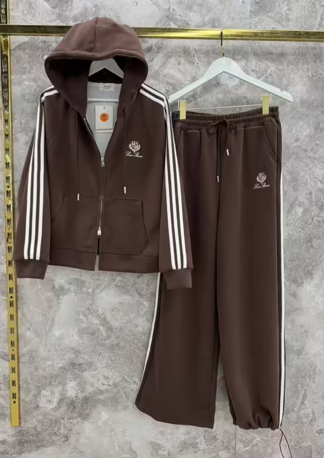 Спортивные женские костюмы