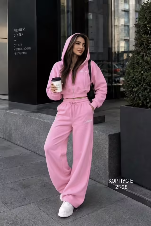 Спортивные стильные женские костюмы на молнии