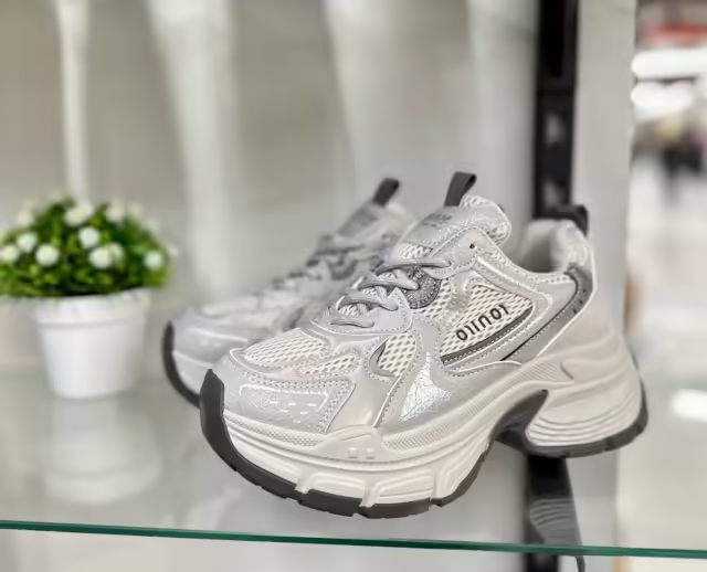 Женские кроссовки