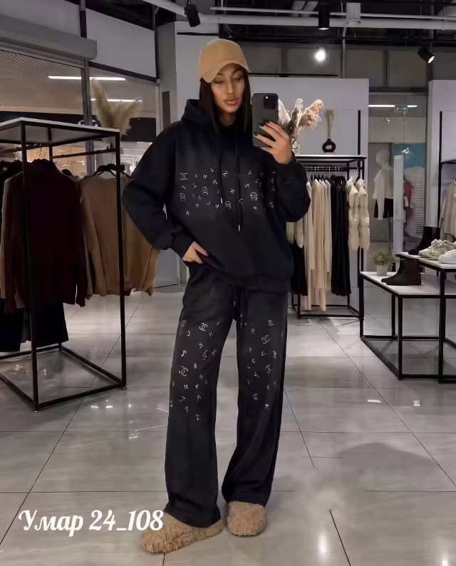 Спортивные женские костюмы со стразами