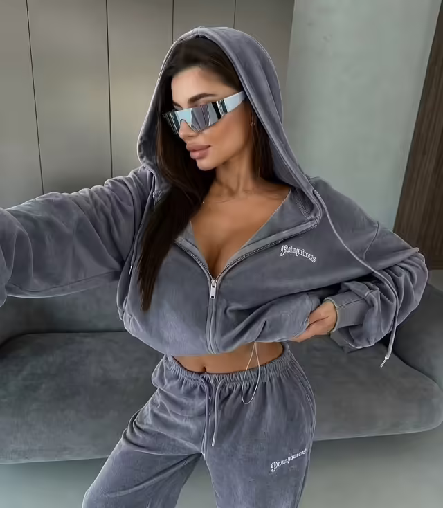 Велюровые стильные женские костюмы. фото 3