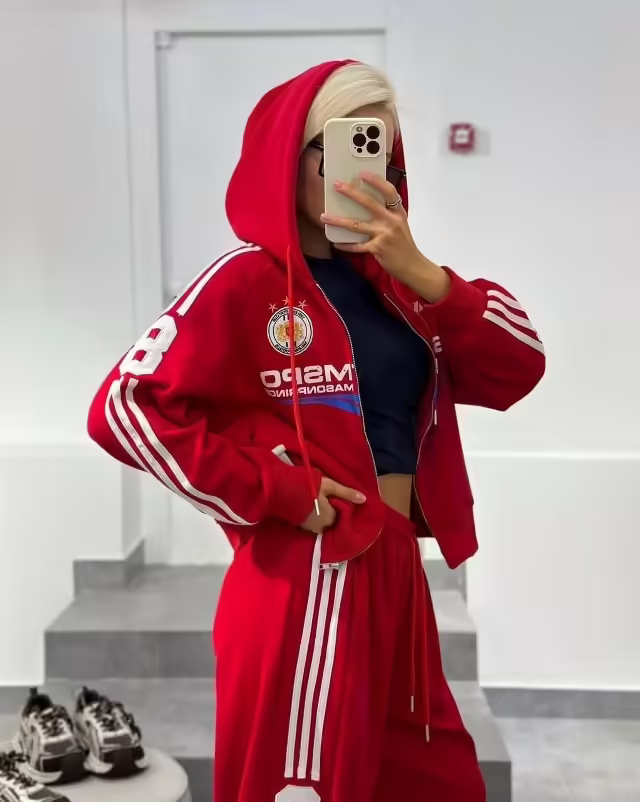 Трендовые яркие женские костюмы