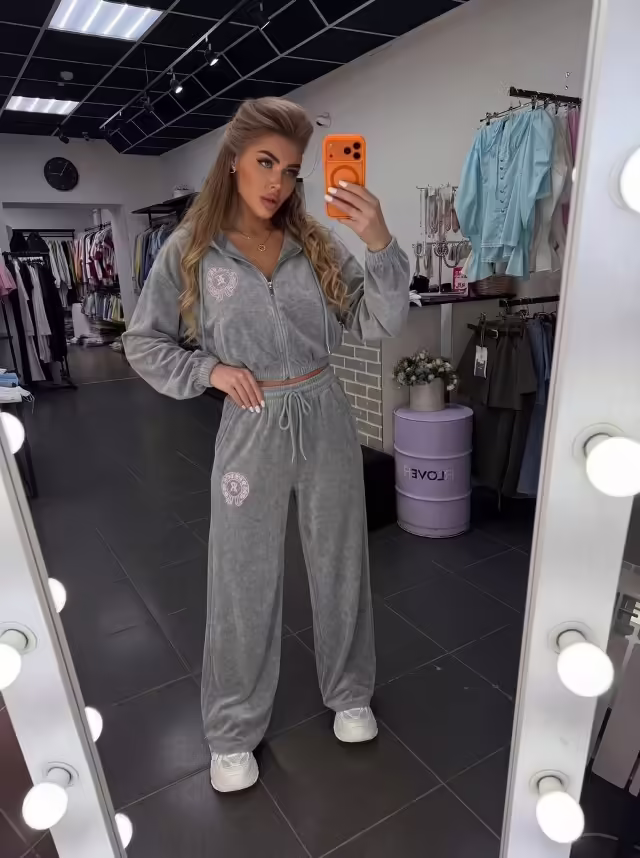 Спортивные женские костюмы
