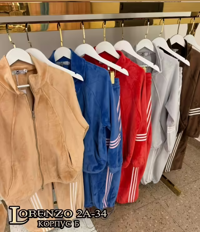 Спортивные топовые удобные женские костюмы