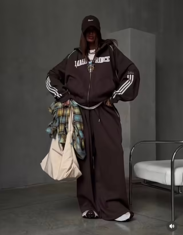 Спортивные удобные женские костюмы