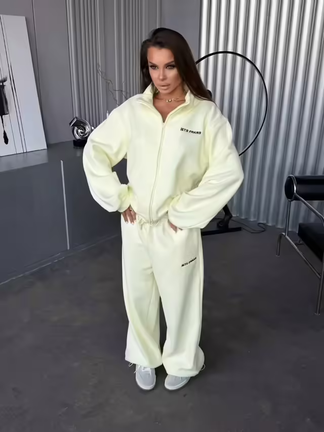 Велюровые уютные женские костюмы тройки
