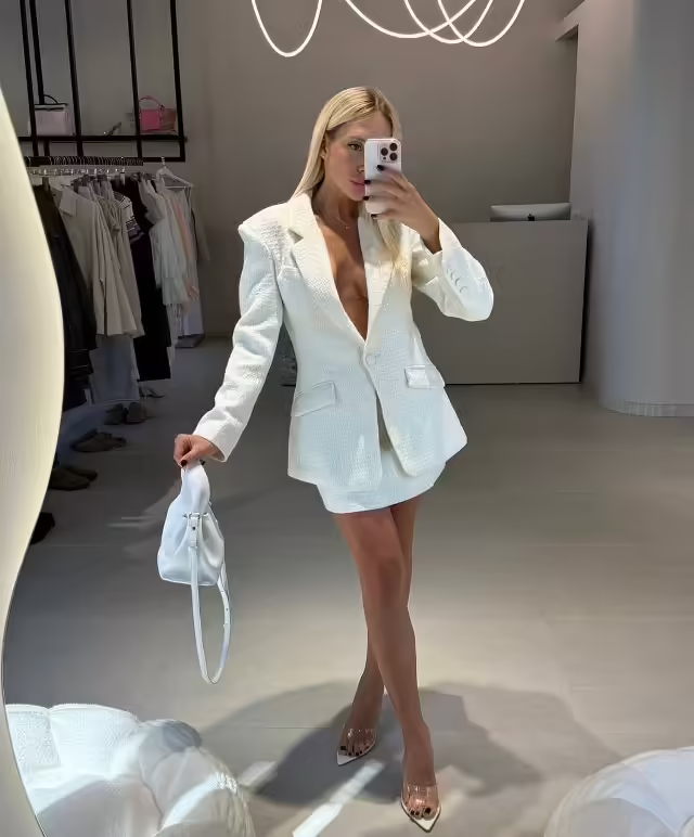 Классические элегантные женские костюмы