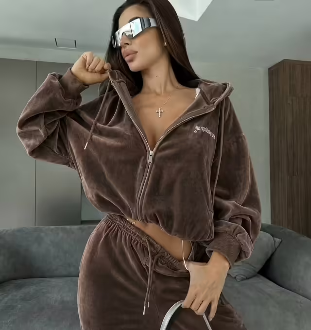 Велюровые женские костюмы