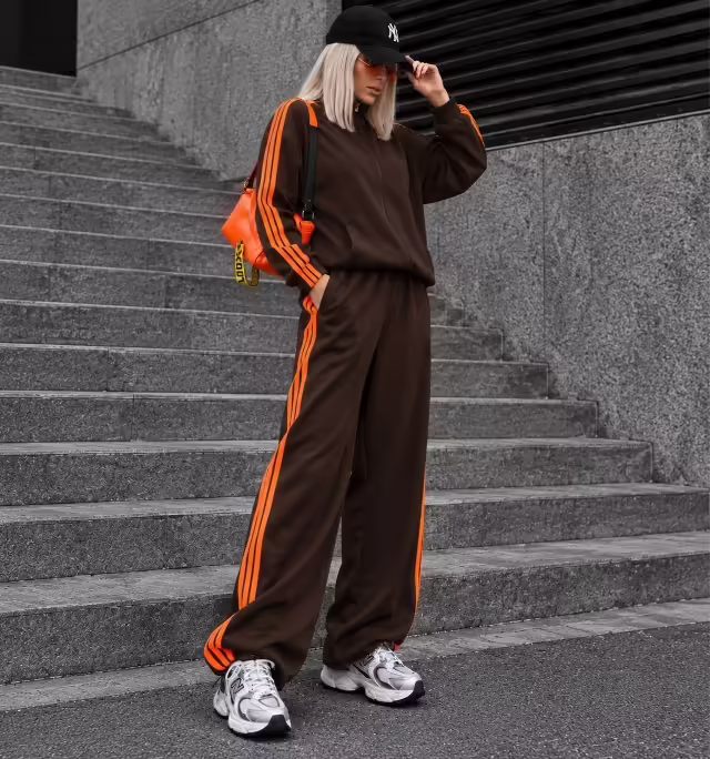 Спортивные стильные женские костюмы. фото 3