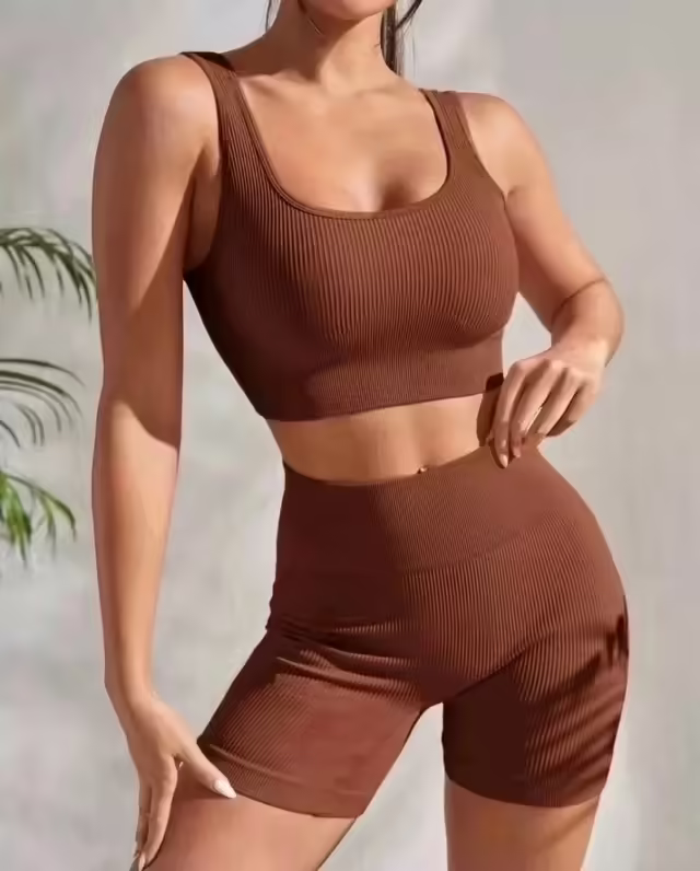 Спортивные женские костюмы