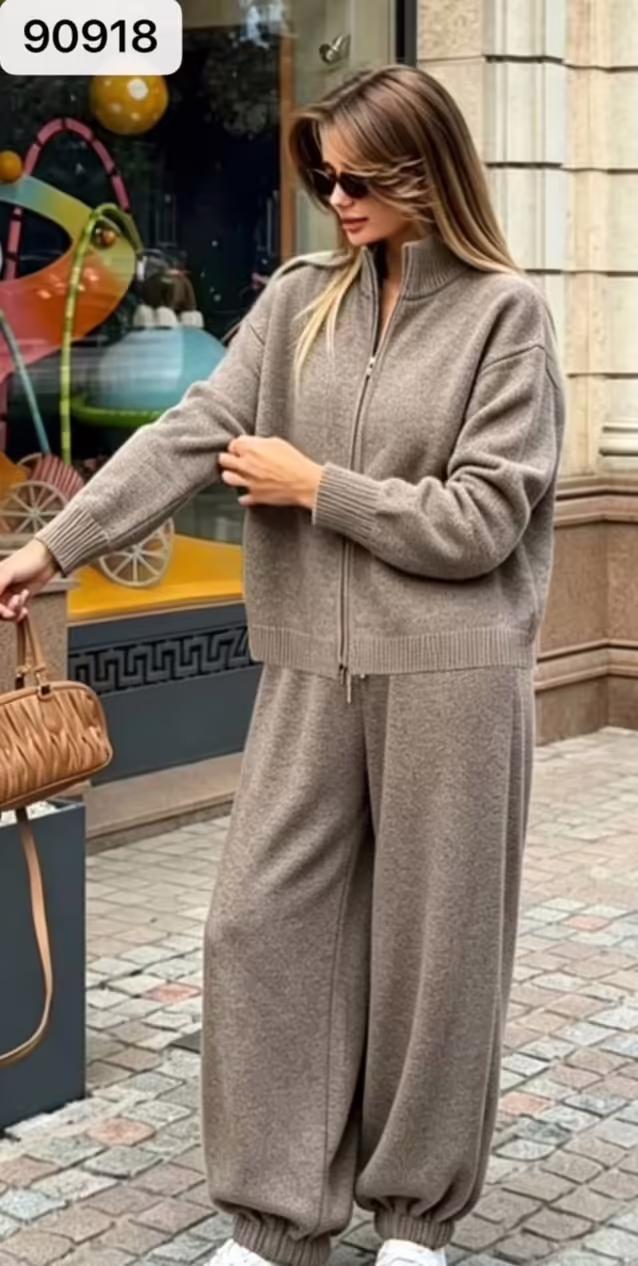 Универсальные женские костюмы