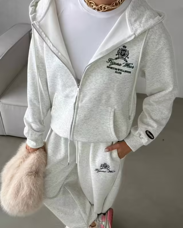 Фабричные женские костюмы. фото 2