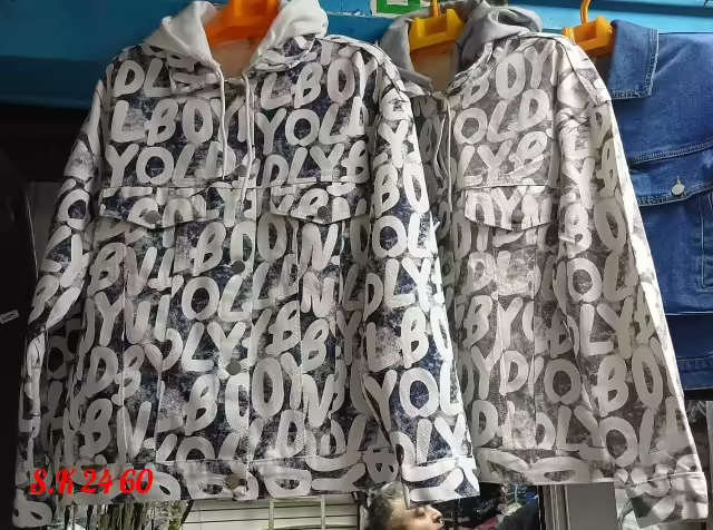 Джинсовые удобные женские куртки с капюшоном. фото 2